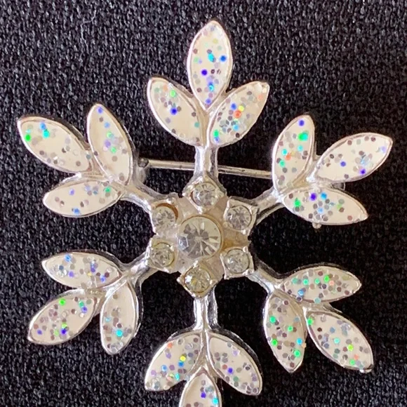 Sparking Snowflake brooch - Picture 2 of 4
